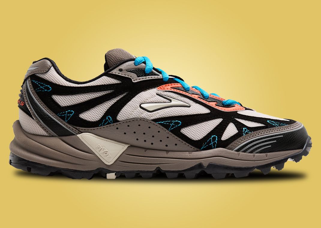 Brooks Cascadia 1 Moonbeam Black Camellia Lateral