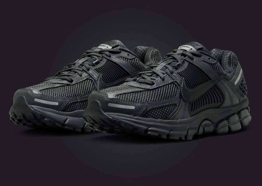 Nike Zoom Vomero 5 Triple Black (W) Angle
