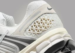 Nike Zoom Vomero 5 Platinum Tint Photon Dust Heel Detail