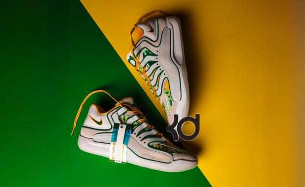 Nike Made 18 Pairs of This Nike KD 18 Inspired by Kevin Durant’s Rookie Card