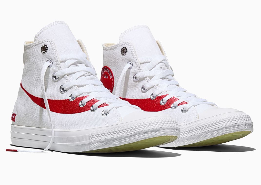 Coca-Cola x Converse Chuck Taylor White Red - Angle