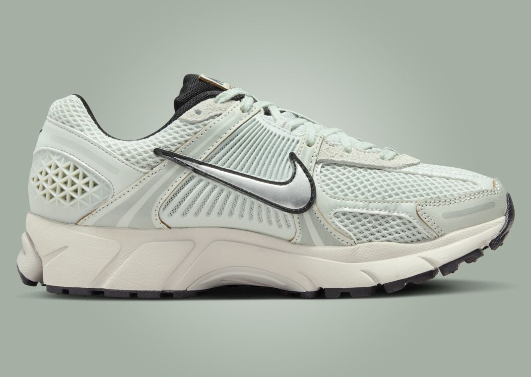Nike Zoom Vomero 5 Light Silver Chrome (W) Medial