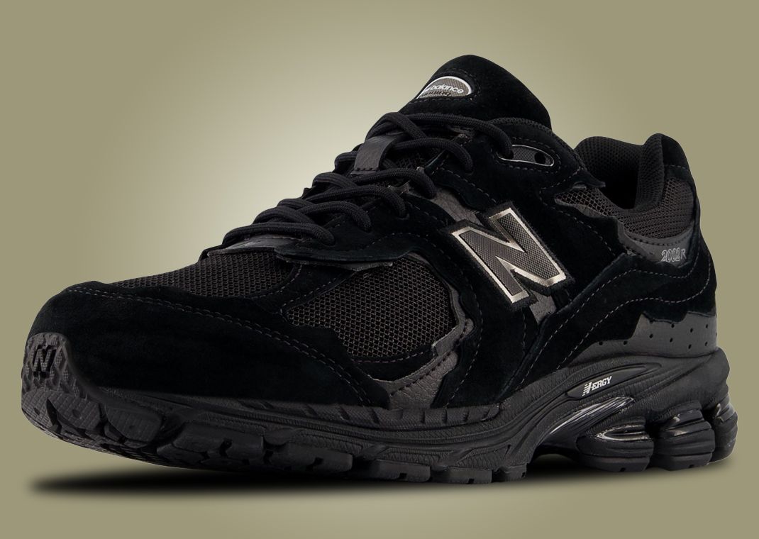 New Balance 2002R GTX Protection Pack Black - Angle