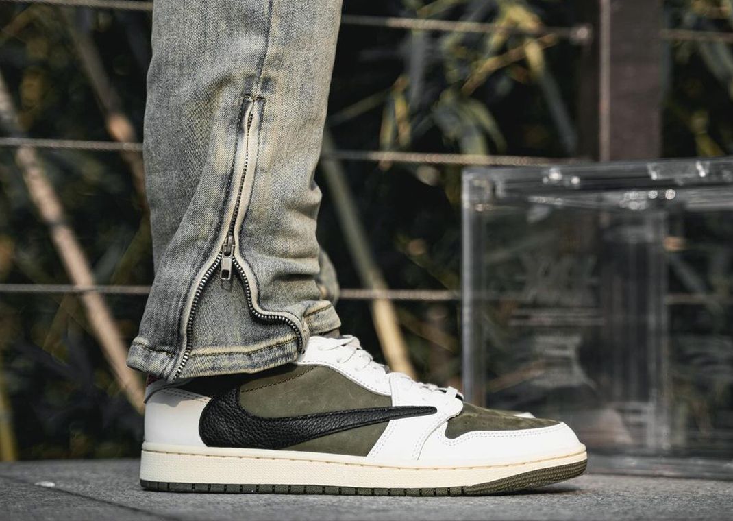 Travis Scott's Air Jordan 1 Retro Low OG Olive Alternate Travis Scott's Air Jordan 1 Retro Low OG Olive Alternate