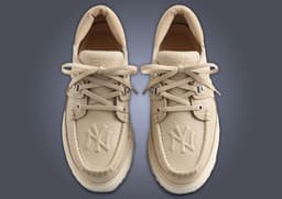 New York Yankees x Clarks 8th St by Ronnie Fieg Sunderland Light Sand - Top