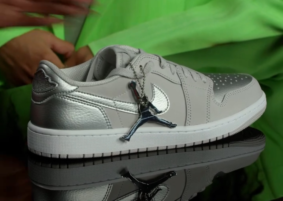 Air Jordan 1 Retro Low OG Silver Lateral