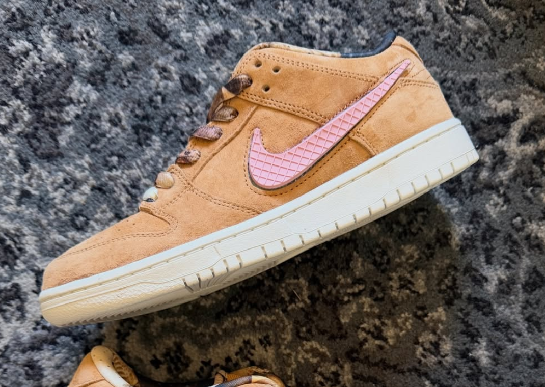 NOTE Manchester x Nike SB Dunk Low Lateral