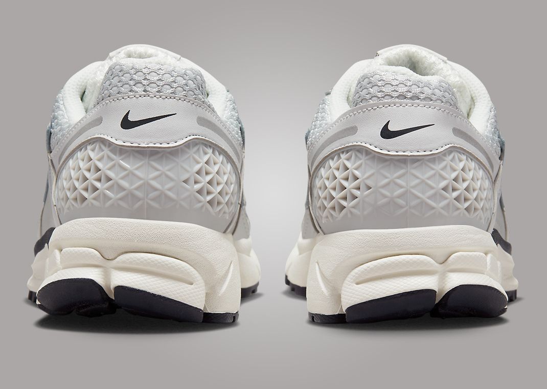 Nike Zoom Vomero 5 Photon Dust Chrome (W) Heel