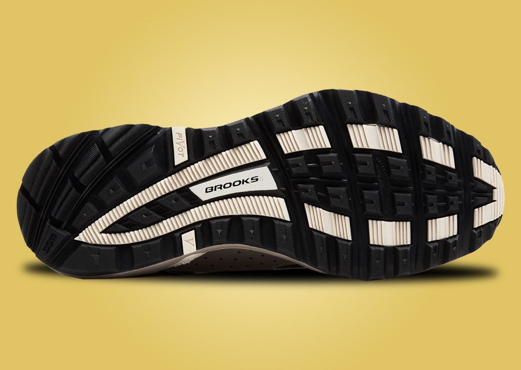 Brooks Cascadia 1 Moonbeam Black Camellia Outsole