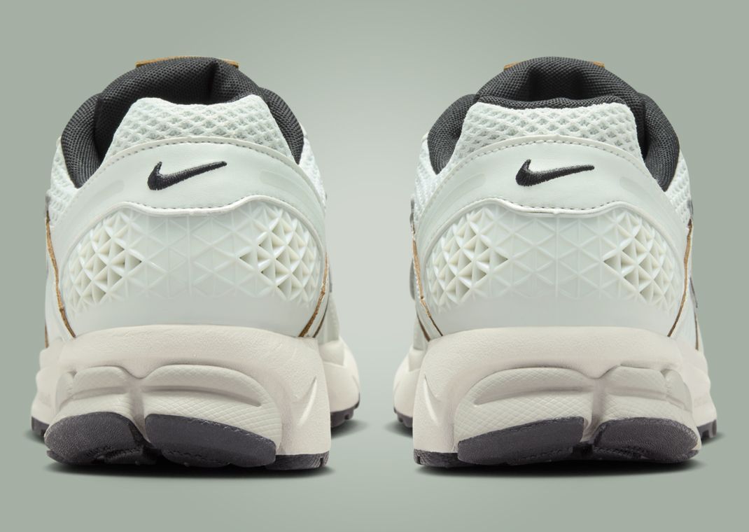 Nike Zoom Vomero 5 Light Silver Chrome (W) Heel