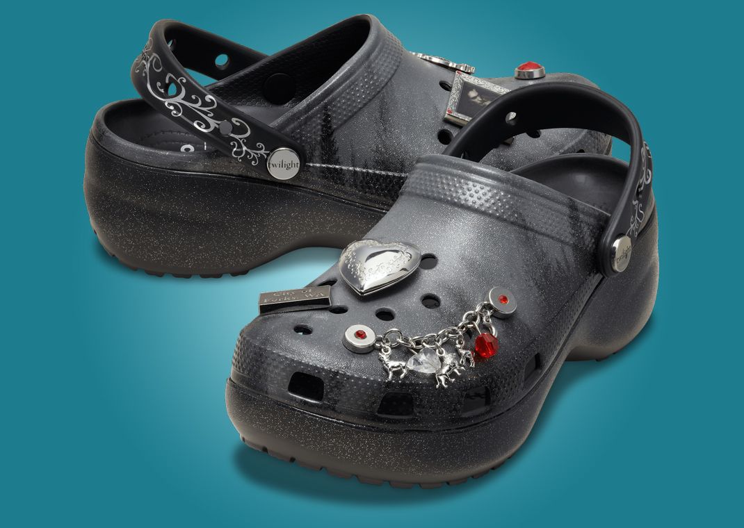 Twilight x Crocs Classic Platform Clog (w) - Angle