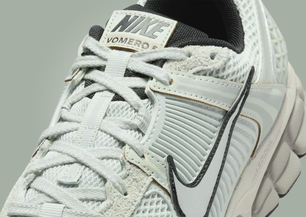 Nike Zoom Vomero 5 Light Silver Chrome (W) Tongue Detail