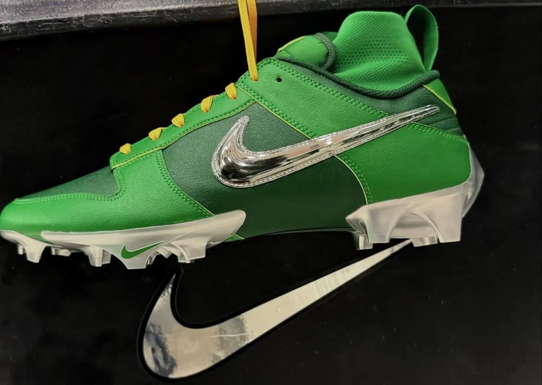 The Oregon Ducks Get an Exclusive Nike Vapor Edge Dunk PE Ahead of Purdue Matchup