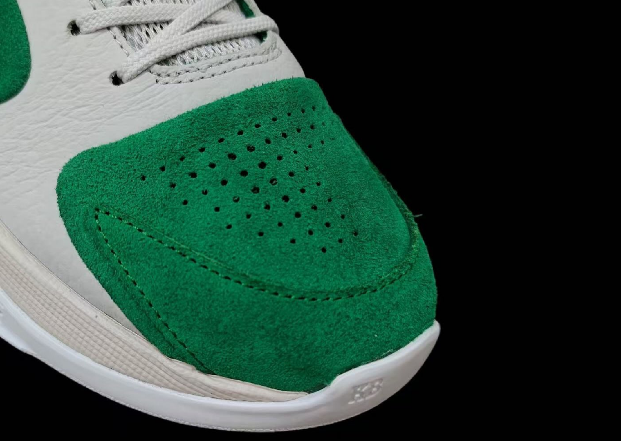 Nike Kobe 5 Protro Eagles - Toe Detail