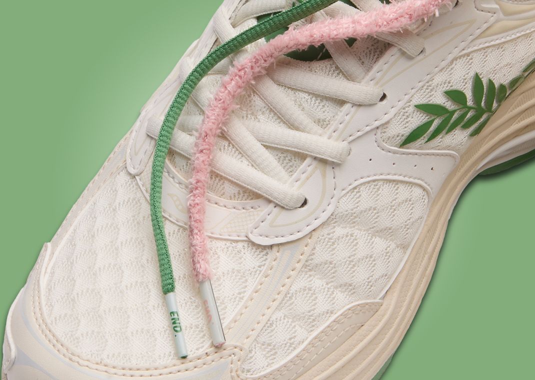 END. x Saucony ProGrid Omni 9 - Lace Detail