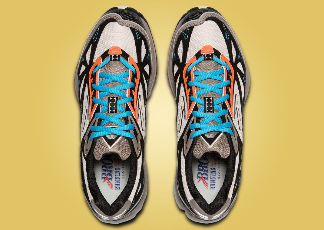 Brooks Cascadia 1 Moonbeam Black Camellia Top