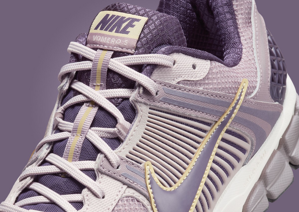 Nike Zoom Vomero 5 Platinum Violet Team Gold Detail