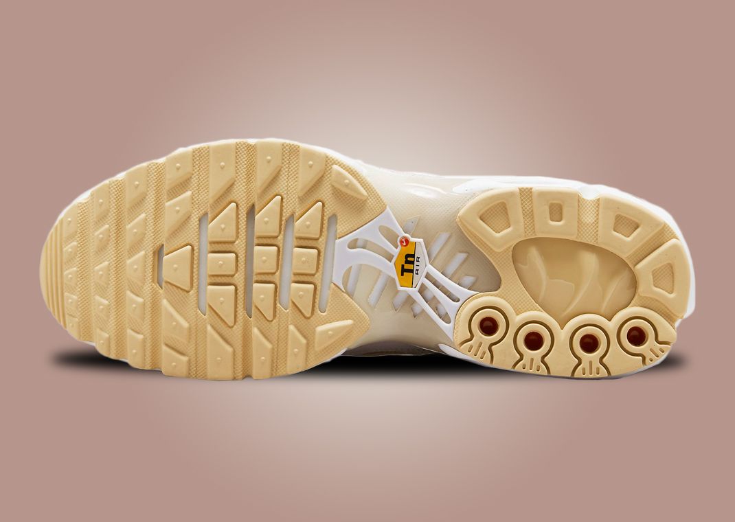 ☆人気【NIKE】☆WMNS AIR MAX PLUS SUMMIT PALE VANILLA 23-26 DZ2832_101.png.png