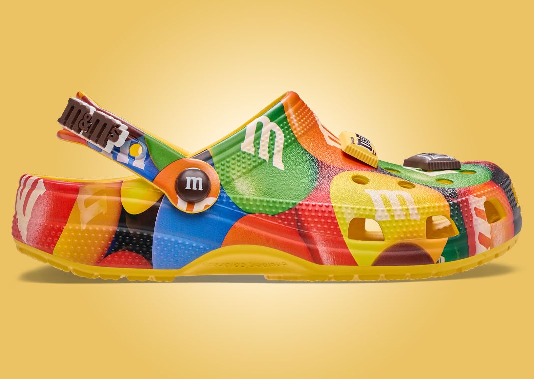 M&M's x Crocs Classic Clog - Lateral