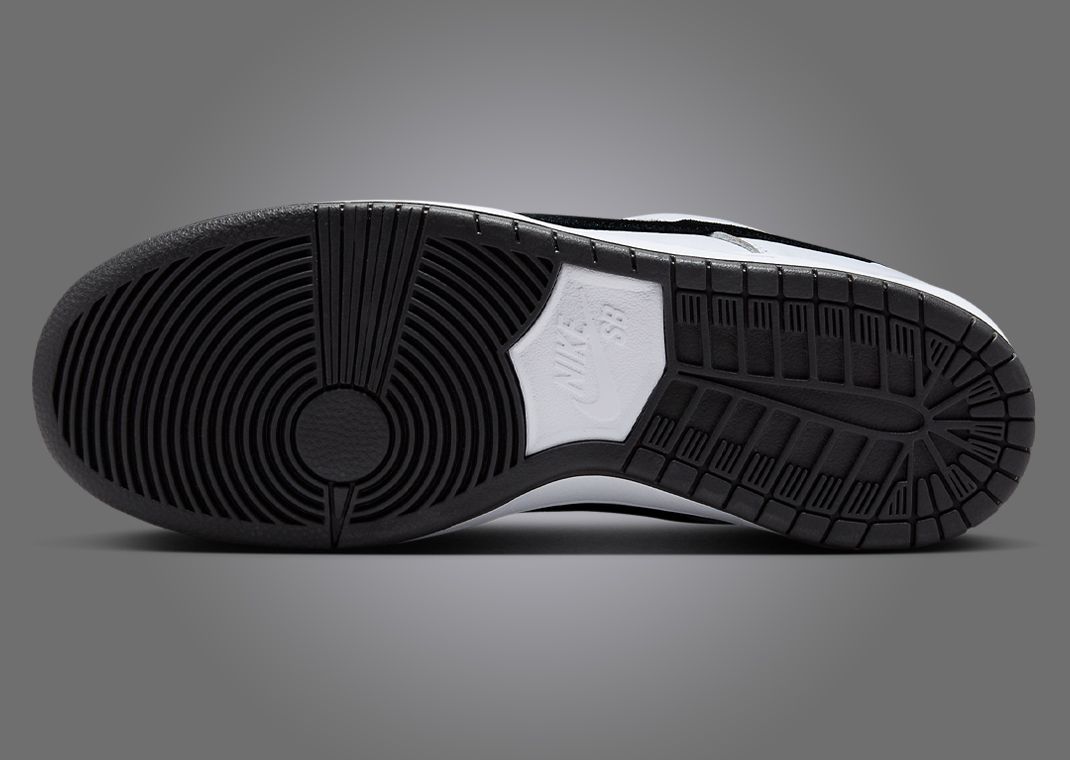 black nike white bottom