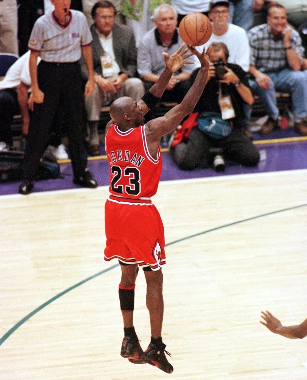 Michael Jordan Air Jordan 14 Last Shot in 1997-98