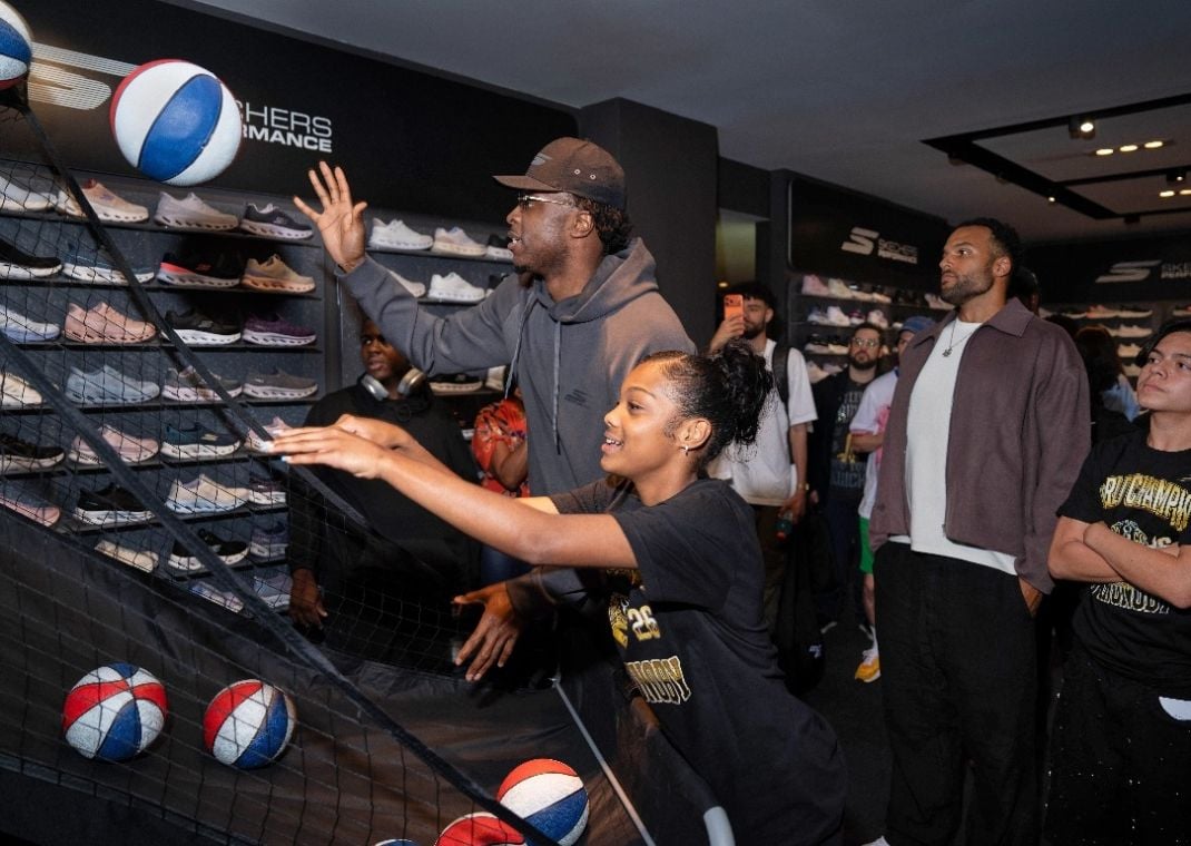 OG Anunoby playing Pop-A-Shot with some NYC teens