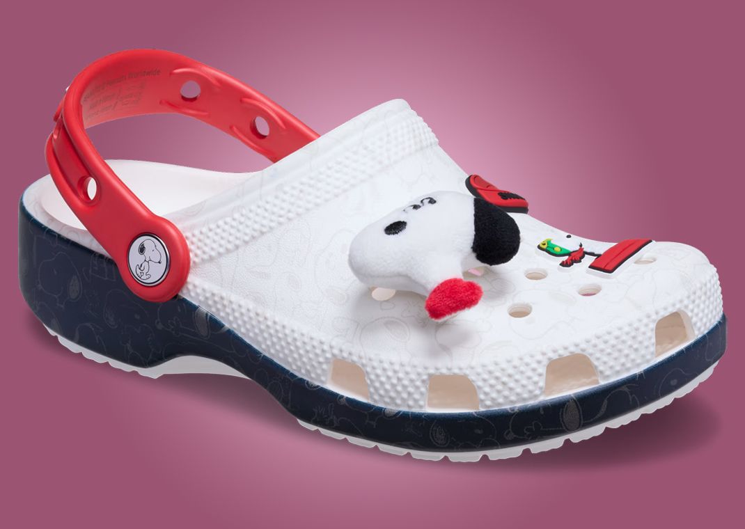 Peanuts x Crocs Classic Clog Snoopy Angle