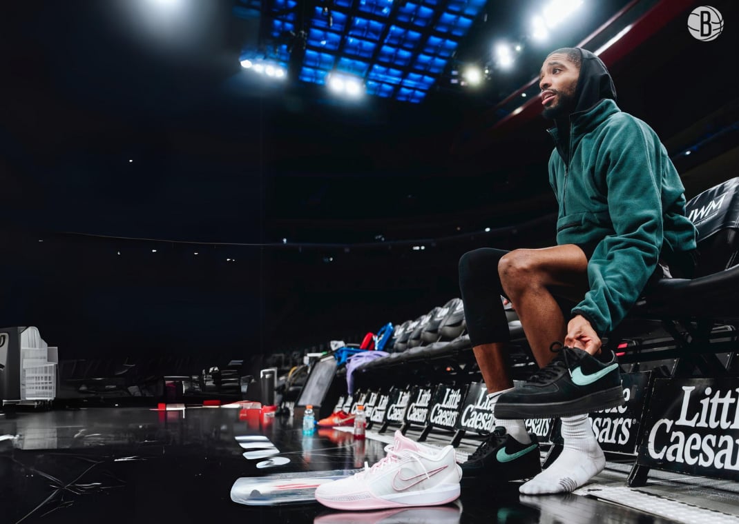 Mikal Bridges changing into the Nike Sabrina 1 pre-game