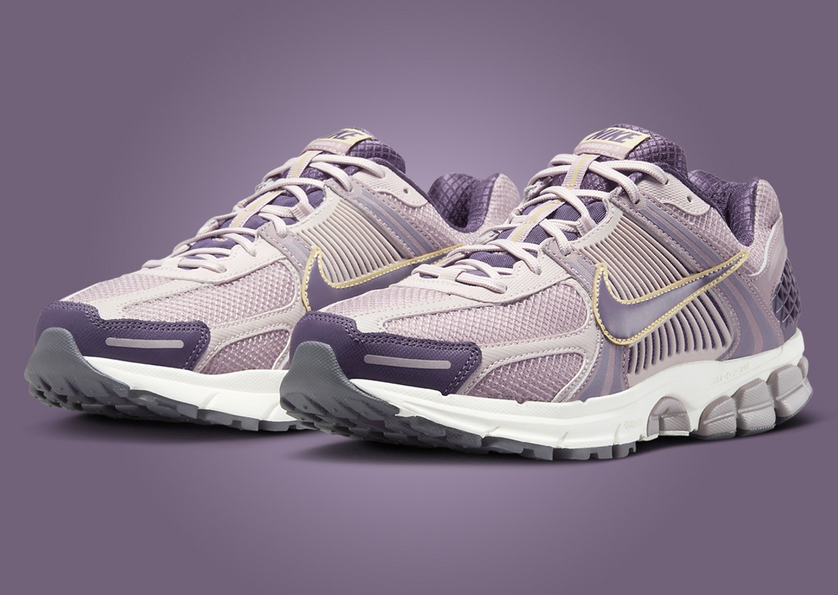 Nike Zoom Vomero 5 Platinum Violet Team Gold Angle