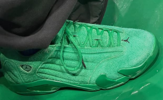 Former 49ers Receiver Michael Crabtree Showed Off Green Suede PE 14s Courtside in Dallas