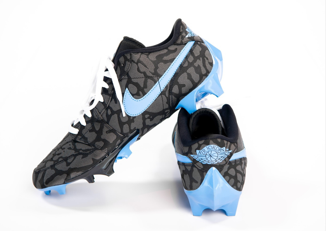 Jordan Brand Hooked Up UCLA Football with Jordan 1 and 4 PE  display picture 1