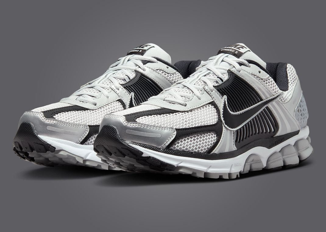 Nike Zoom Vomero 5 Metallic Silver Black Angle