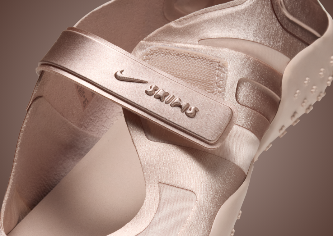 NikeSKIMS Rift Satin Silt Red - Detail