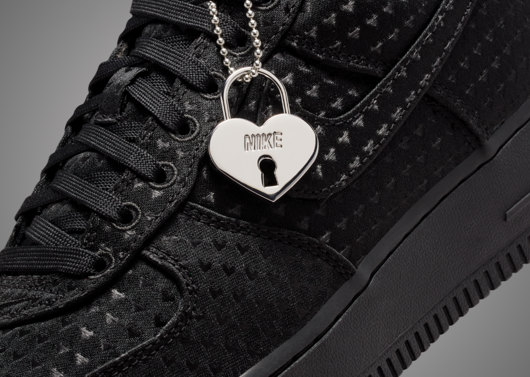 Nike Air Force 1 Low Valentine's Day Triple Black - Detail