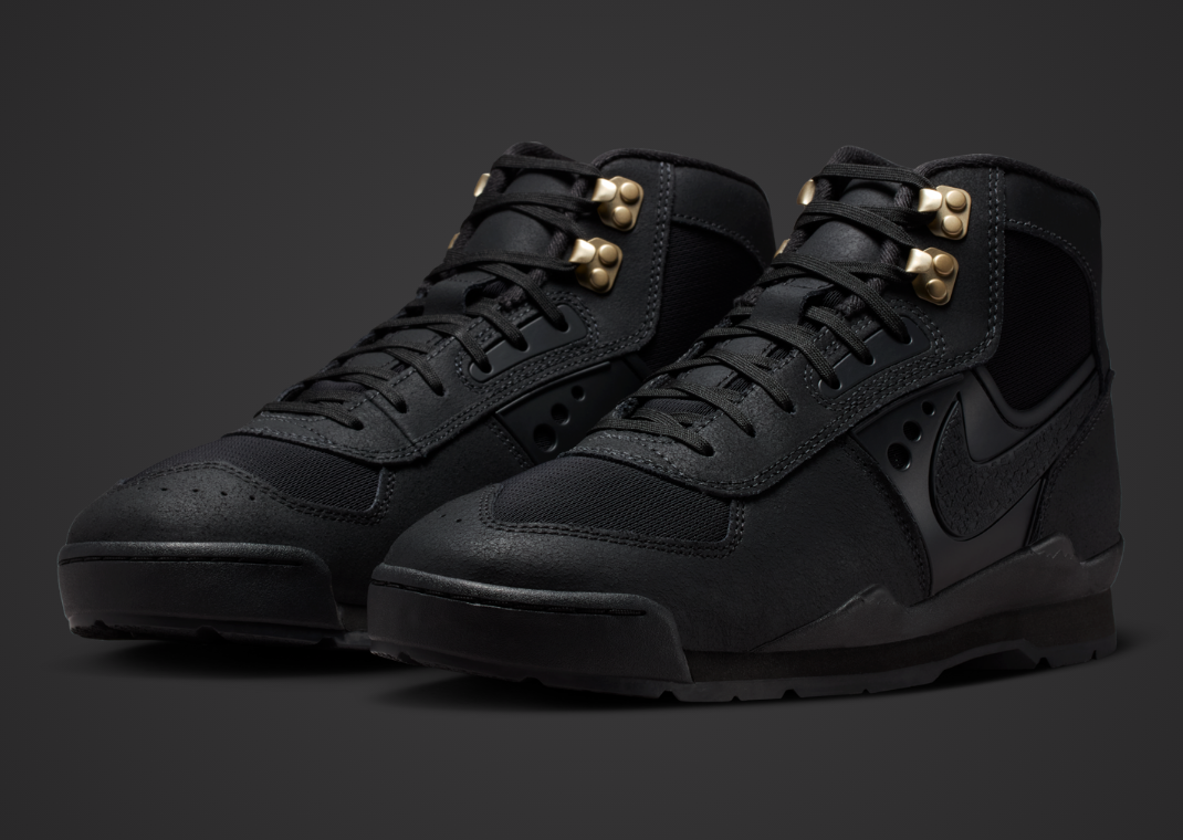 Nike Baltoro Black Metallic Gold - Angle
