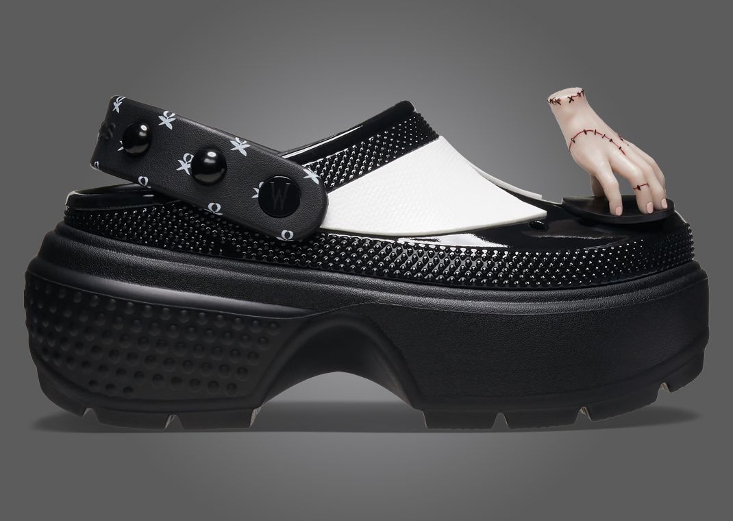 Crocs Stomp Clog Wednesday Addams Lateral