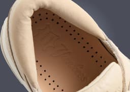 New York Yankees x Clarks 8th St by Ronnie Fieg Sunderland Light Sand - Insole