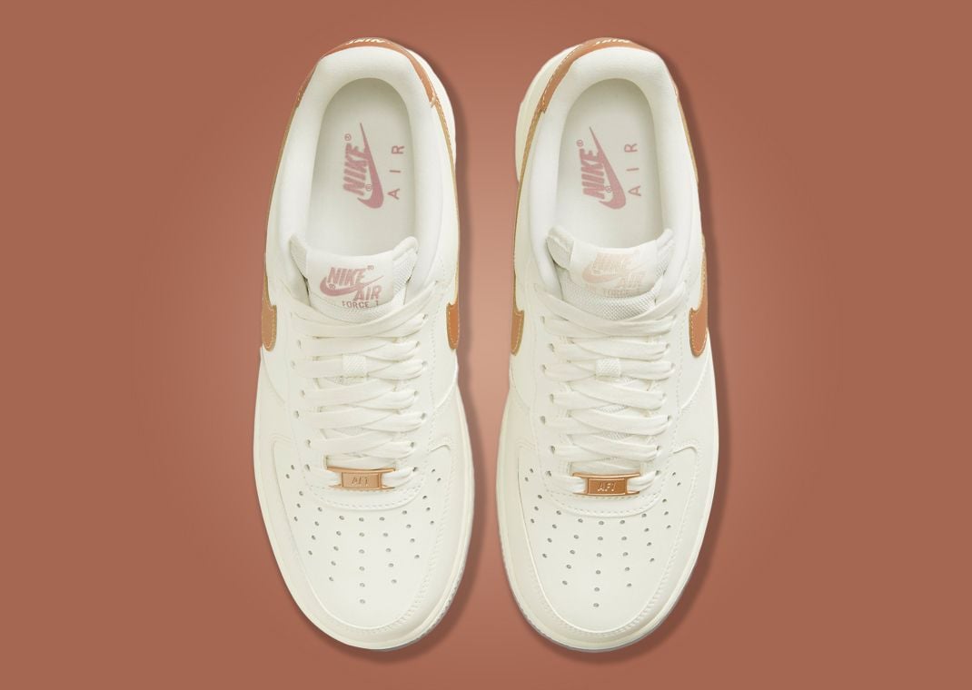 スニーカー Nike Air Force 1 Low llic Bronze (W) Metallic Bronze Swooshes Decorate The Nike Air Force 1 Low