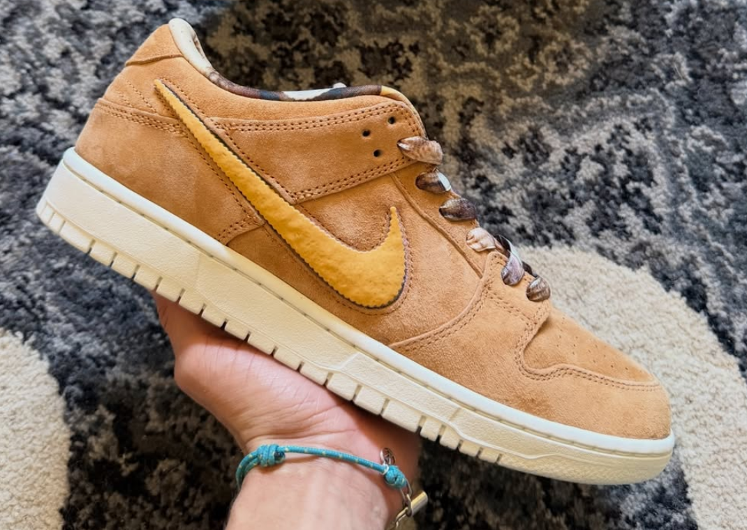 NOTE Manchester x Nike SB Dunk Low Lateral