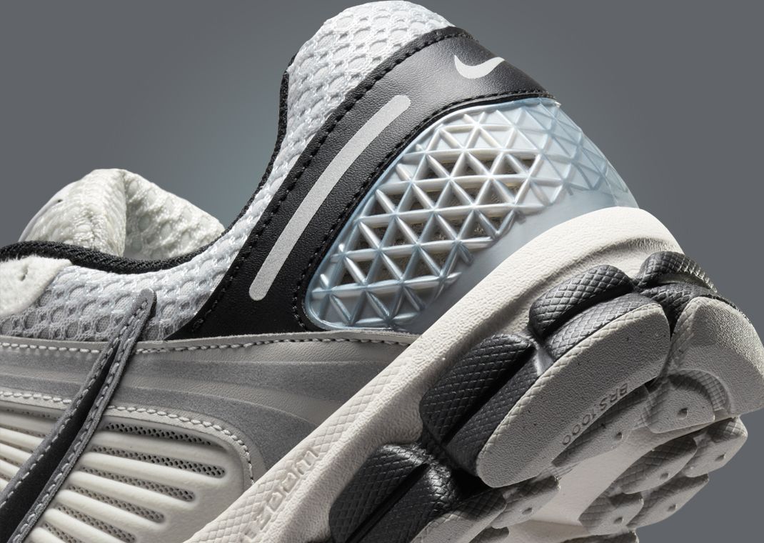 ★NIKE★ Zoom Vomero 5 ★Photon Dust Gridiron 24-29 Nike WMNS Zoom Vomero 5 - Photon Dust / Chrome / Gridiron