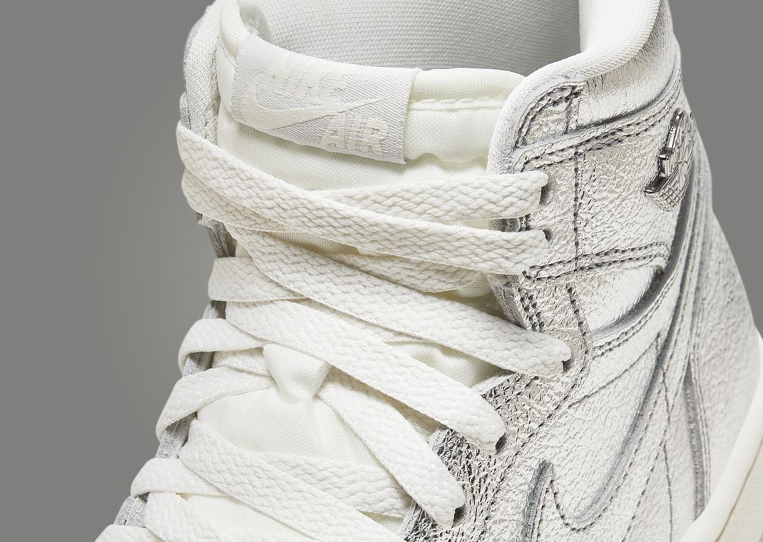 Air Jordan 1 Retro High OG Chrome (W) Tongue Detail