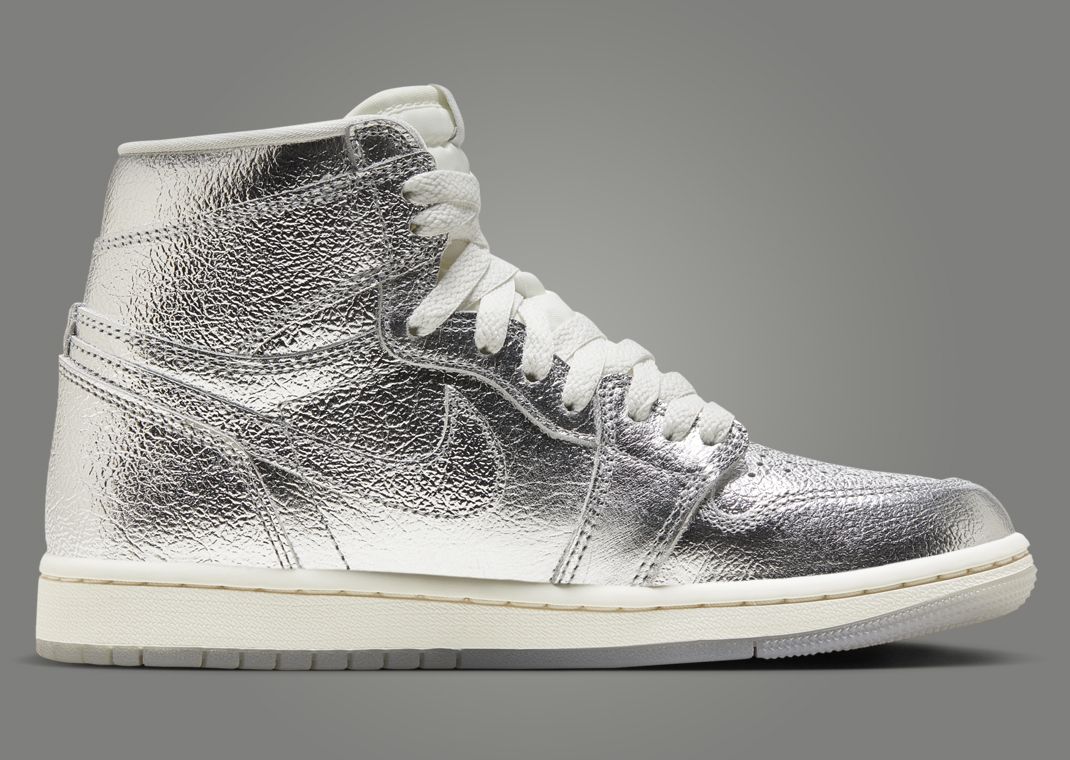 Nike Wmns Air Jordan 1 Retro High OG Silver Toe ジョーダン Air Jordan 1 Women's High OG Silver Toe On Foot - YouTube