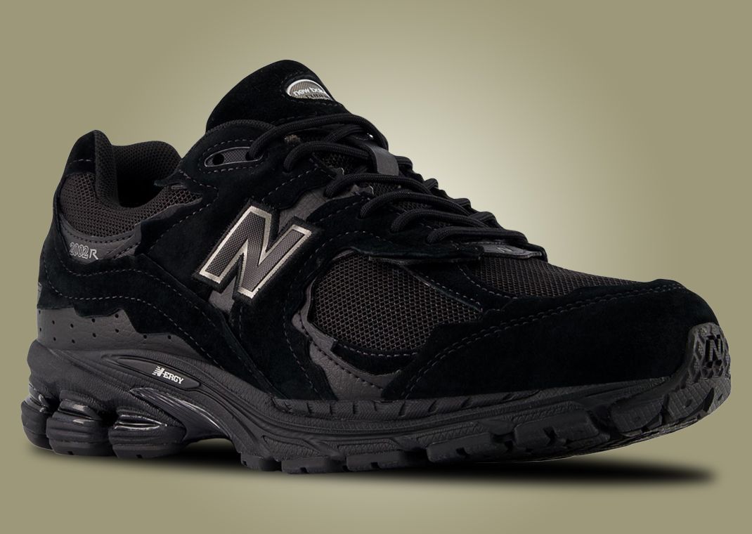 New Balance 2002R GTX Protection Pack Black - Angle