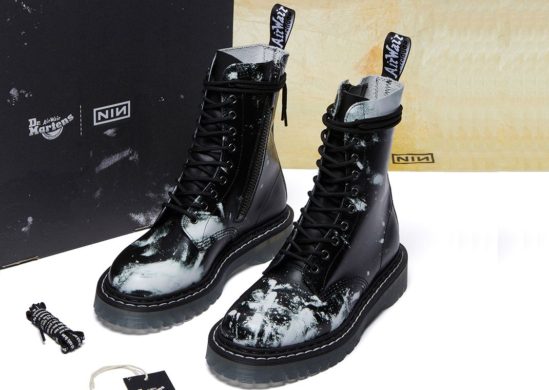 靴 Dr.Martin 101 Yellow Stitch Smooth Leather Ankle Boots in Black | Dr