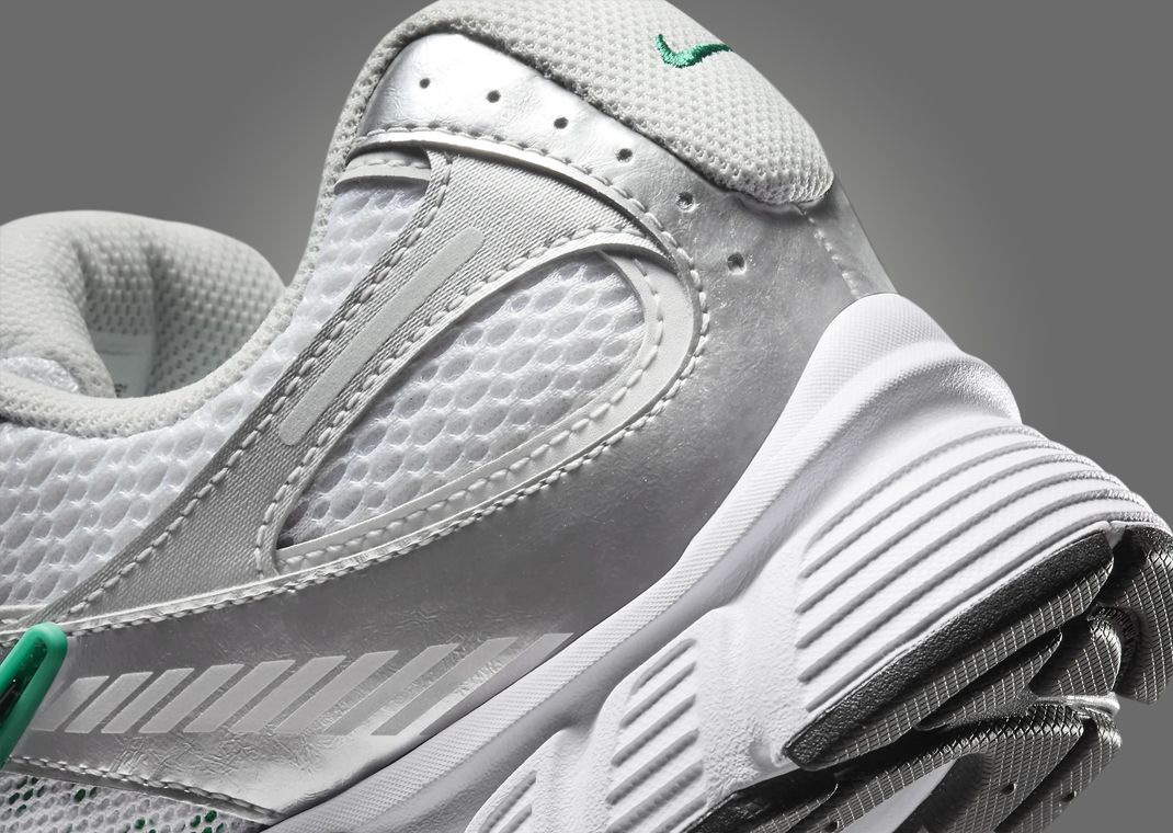 Nike V5 RNR White Malachite Heel Detail