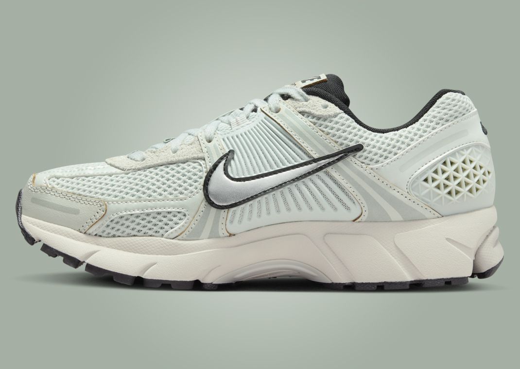 Nike Zoom Vomero 5 Light Silver Chrome (W) Medial
