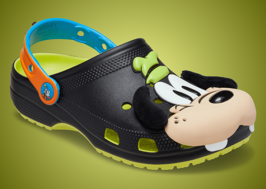 Disney x Crocs Classic Clog Goofy - Angle