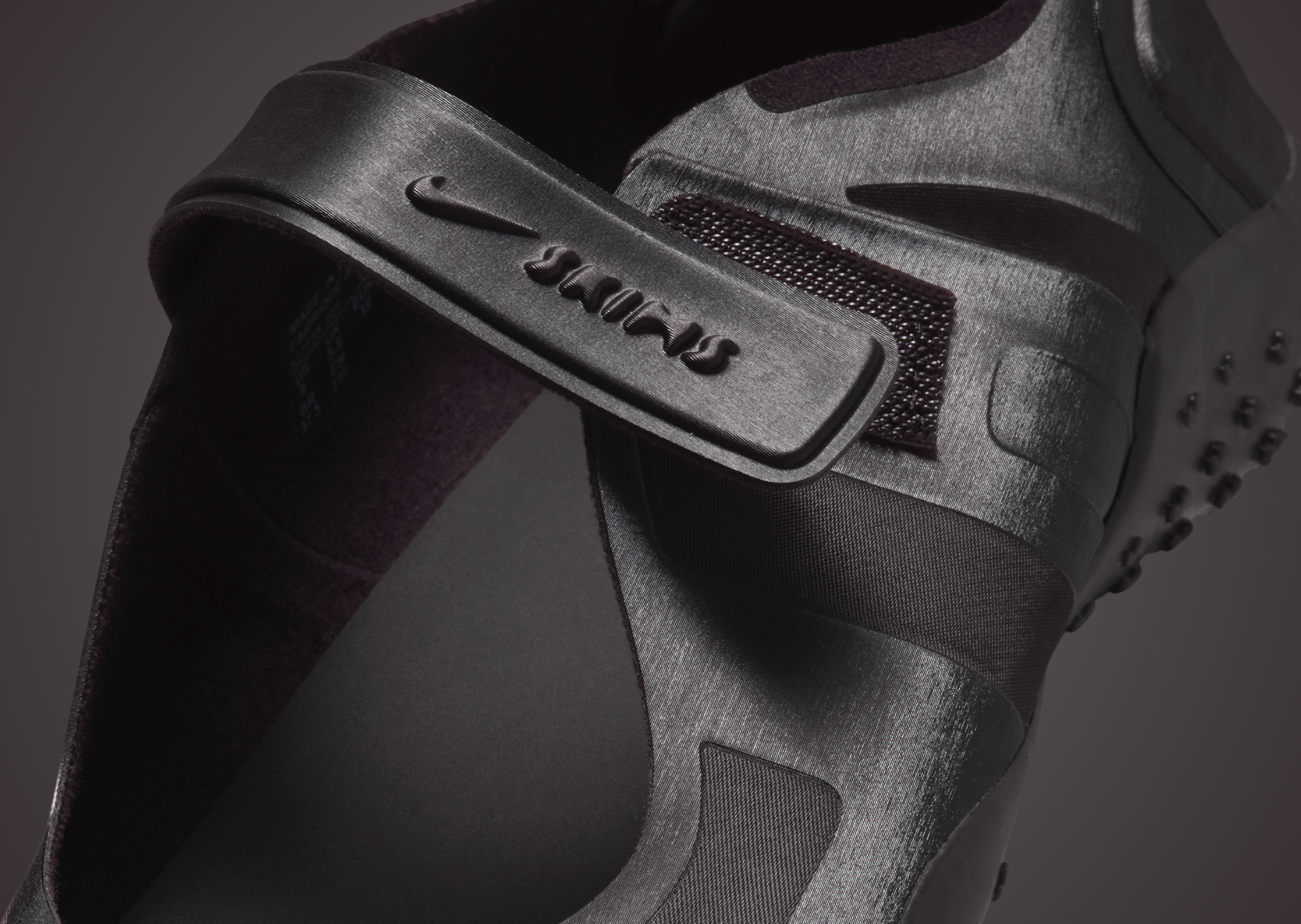 NikeSKIMS Rift Satin Shadow Brown - Detail