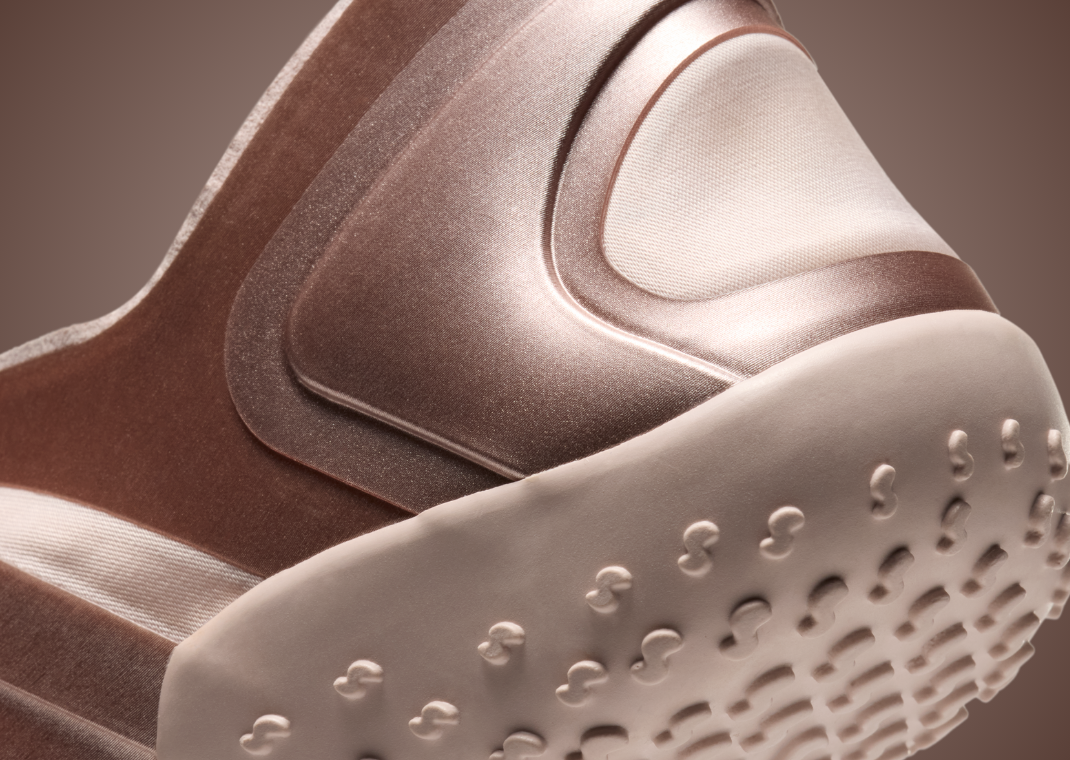 NikeSKIMS Rift Satin Silt Red - Heel Detail