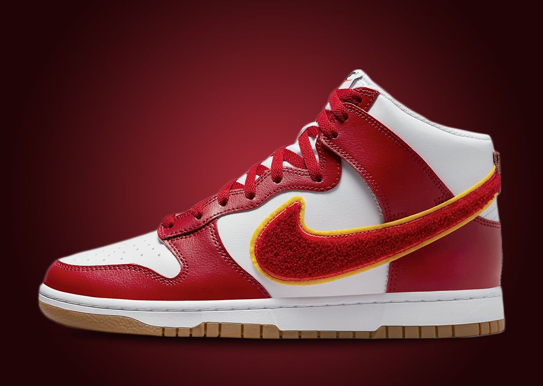 Nike SB Dunk High premium レッド/ゴールド Gym Red Lands On This Nike Dunk High Chenille Swoosh
